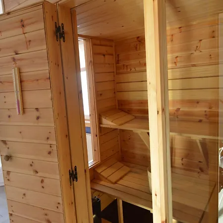 Riverside Retreat With Sauna, Cleaning Included Coo